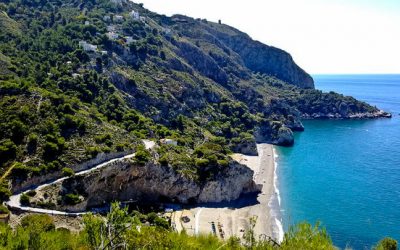 Las mejores playas de Granada para ir en autobús