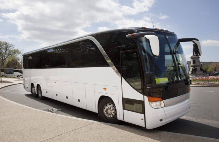 ¿Qué determina el precio de alquilar un autobús para excursiones y eventos?